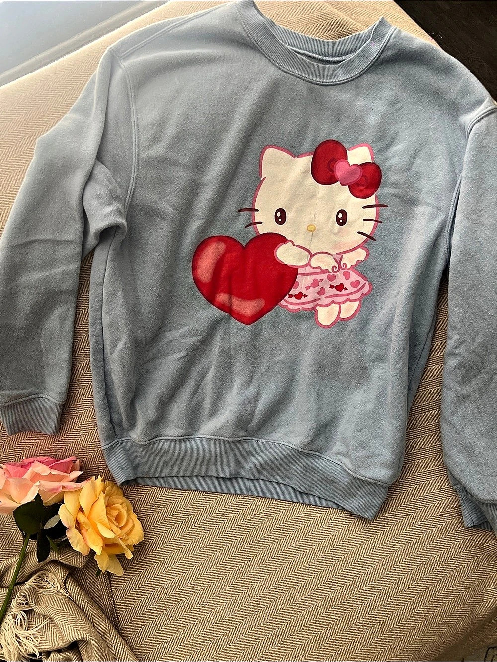 Hello Kitty Heart Sweatshirt Graphic Sweatshirt in Gray Size Medium Like New